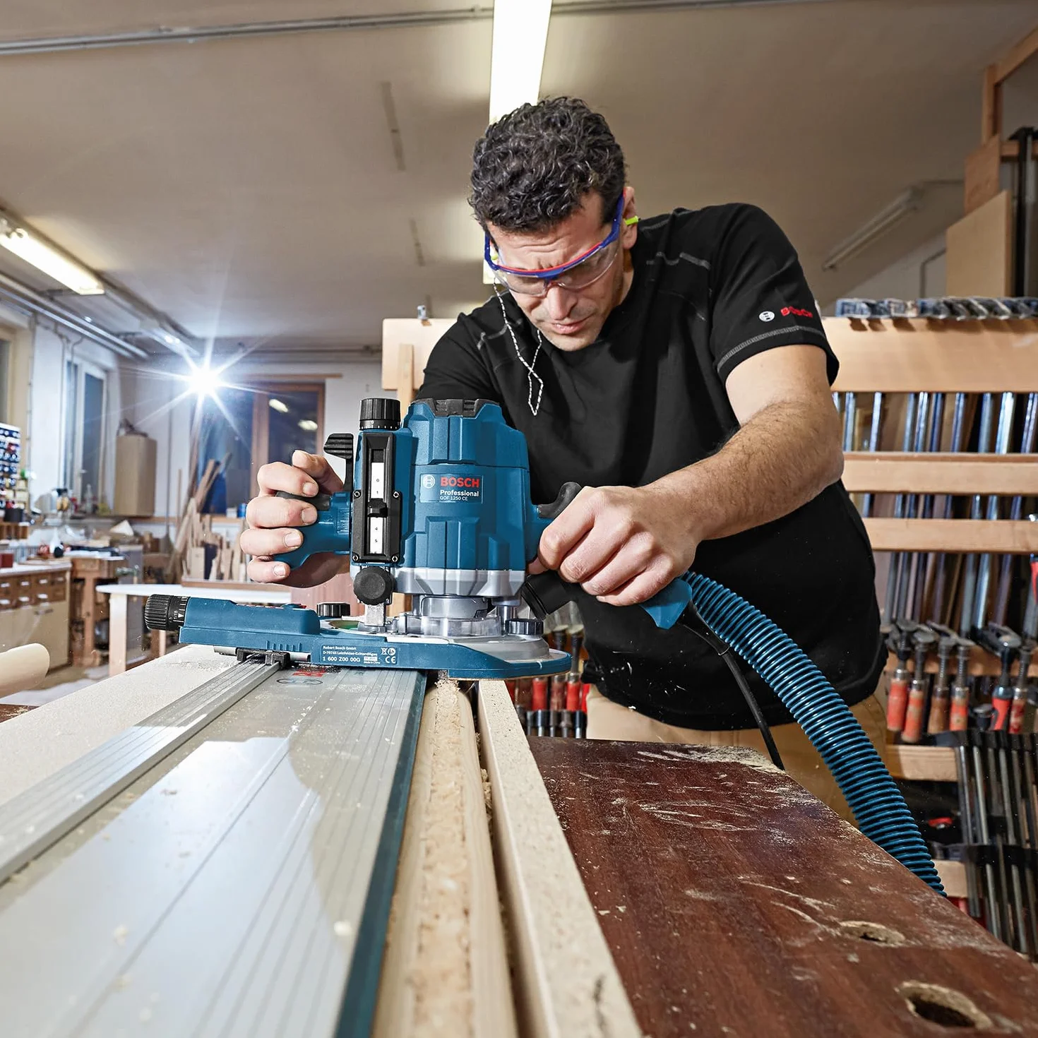Bosch Professional Oberfräse GOF 1250 CE (inkl. Maulschlüssel 19 mm, Parallelanschlag mit Feineinstellung, Kopierhülsenadapter, Spannzange, L-BOXX)