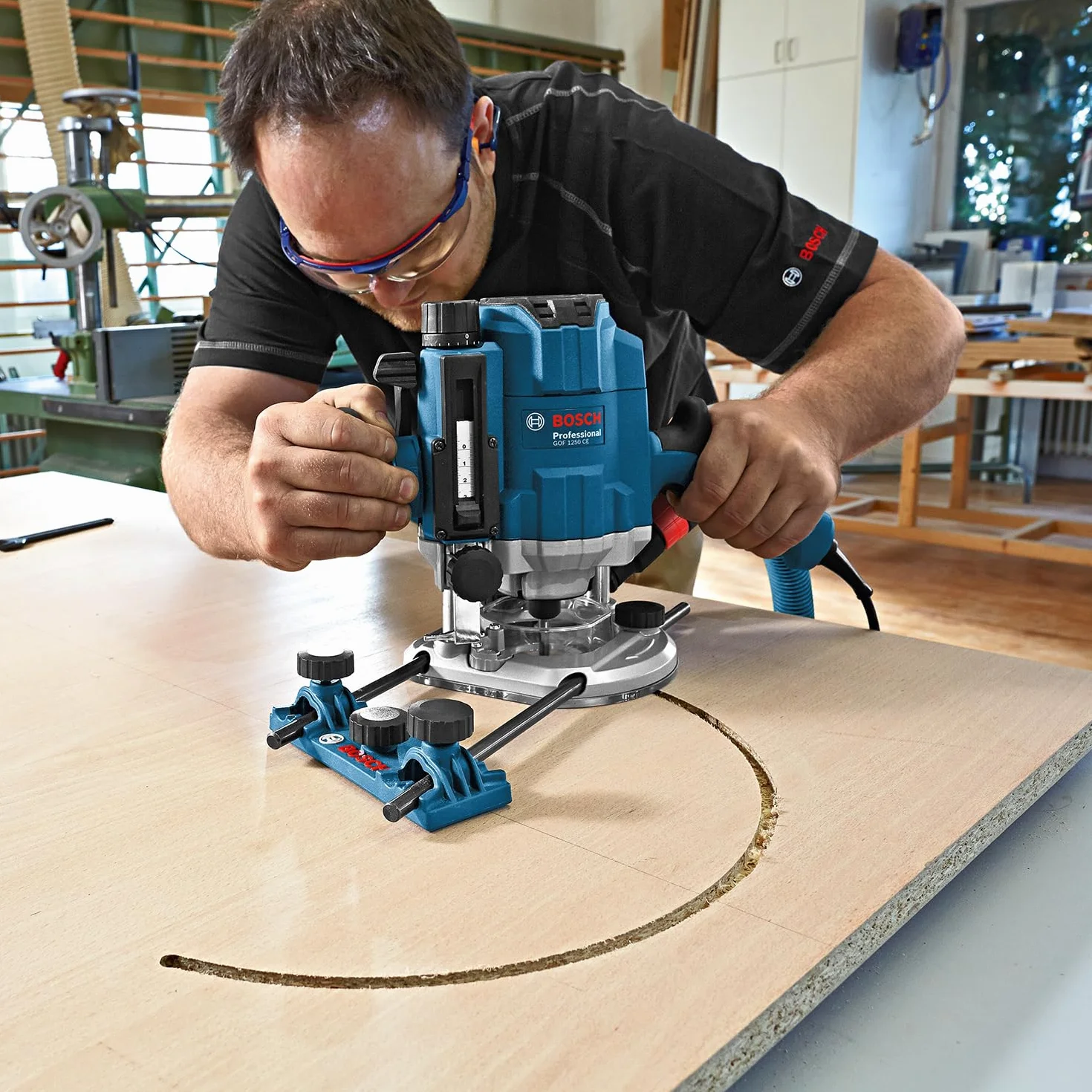Bosch Professional Oberfräse GOF 1250 CE (inkl. Maulschlüssel 19 mm, Parallelanschlag mit Feineinstellung, Kopierhülsenadapter, Spannzange, L-BOXX)