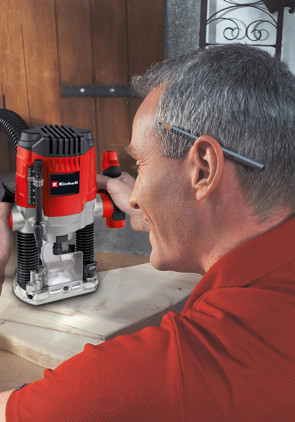 Einhell Oberfräse TC-RO 1155 E (1100 W, Ø 6 und 8 mm, Drehzahlregelung, Parallelanschlag, Absaugadapter, inkl. Zubehör)