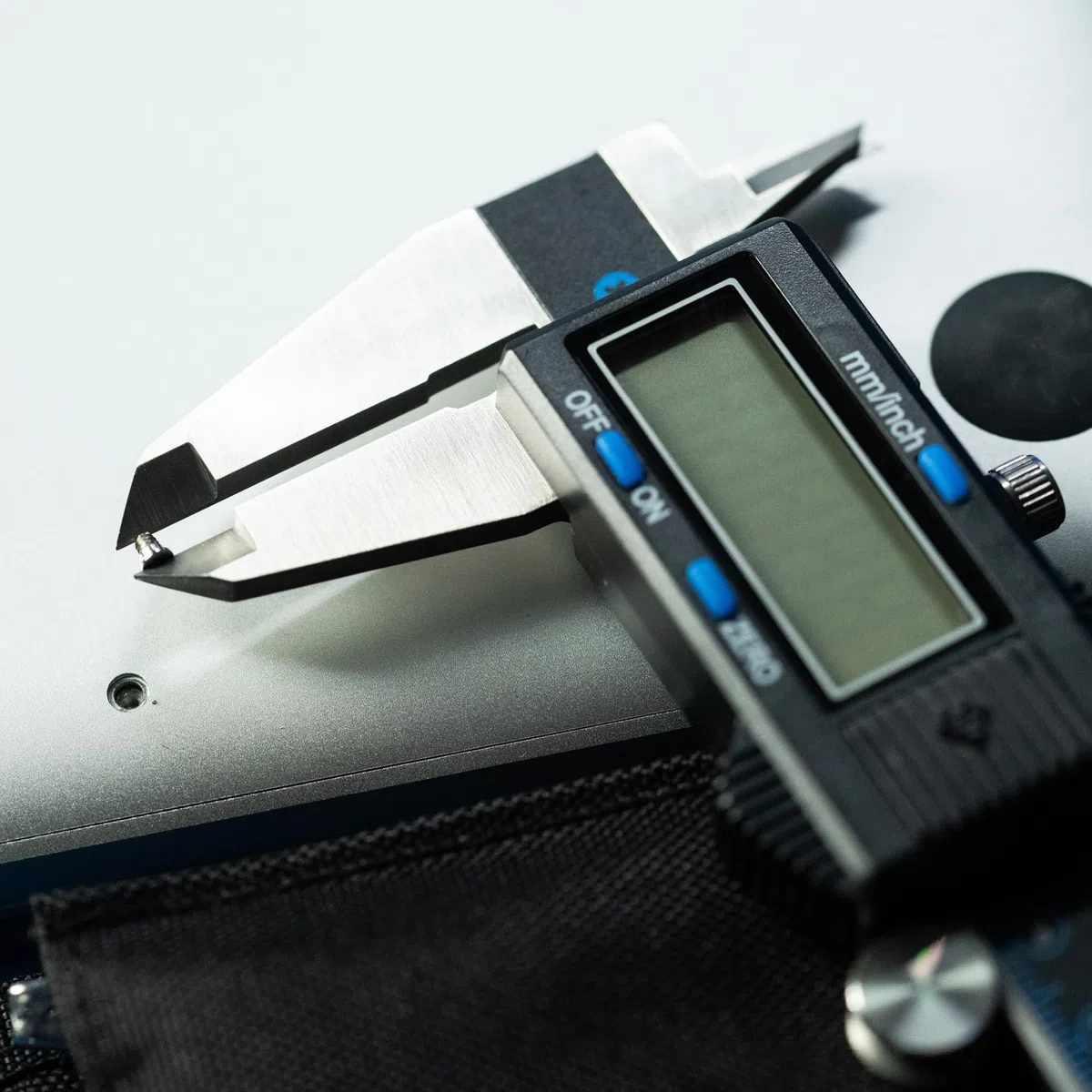 iFixit Digitaler Messschieber